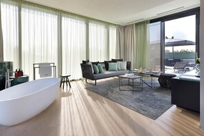 Suite, Patio, Garden View | Interior