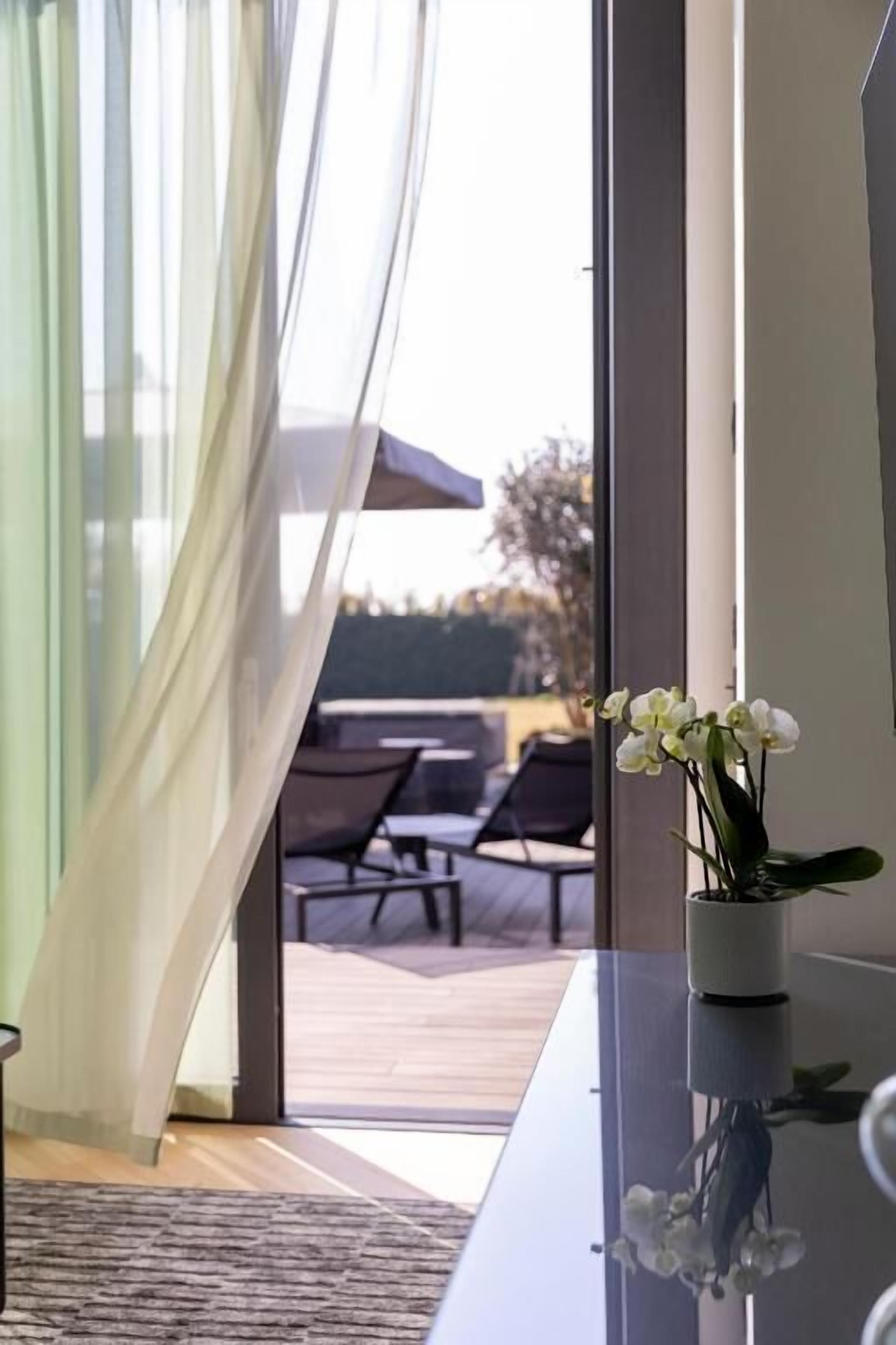 Svit - uteplats - utsikt mot trädgården | Interiör