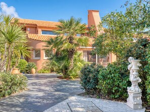 Property grounds - 5* Villa Cayola Bay — Indoor Pool 110m², Private Spa, Ocean View, Sleeps 15 (Talmont-Saint-Hilaire)