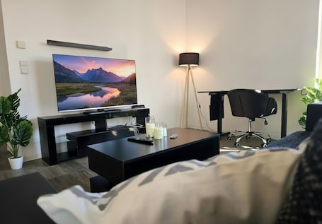 1 bedroom, desk, WiFi. Free Parking & Balcony upper floor flat - APOLONIAliving