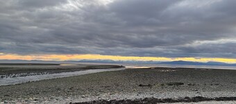 Cozy 1-bedroom stay in beautiful Davis Bay