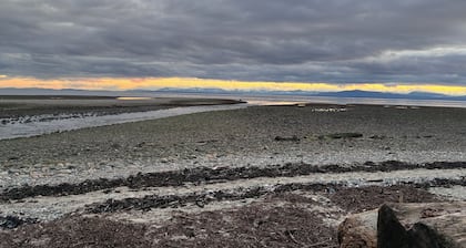 Cozy 1-bedroom stay in beautiful Davis Bay