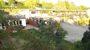 A residential property with a fenced backyard, a covered outdoor seating area, and a wooden deck. - Mobile Home im Ferienpark mit Seezugang (Dabel)