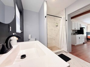 Dusche, Haartrockner, Handtücher, Seife