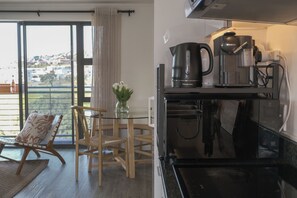 Private kitchen - Chic 1-Bedroom Retreat with Mountain Views (Cape Town)
