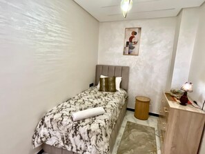 2 bedrooms, iron/ironing board, WiFi, bed sheets - Chic apartment with parking and wifi, close to all amenities (Fes)