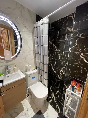 Secadora de cabello, toallas, jabón, papel de baño 