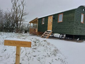 Exterior - The Old Library Shepherd's Hut with Hot Tub, on the edge of the North York Moors (Pinchinthorpe)