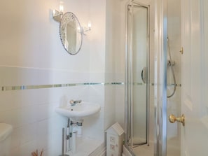 Shower, hair dryer - 2 St Michaels House (Lyme Regis)