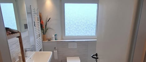Dusche, Haartrockner, Handtücher, Seife