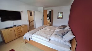 3 bedrooms, desk, iron/ironing board, free WiFi