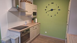 Frigorífico, microondas, horno y placa de cocina