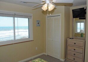 Room - Southern Aire - a spacious 5-bedroom oceanfront in Surf City, NC (Surf City)