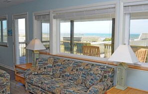 Living area - Southern Aire - a spacious 5-bedroom oceanfront in Surf City, NC (Surf City)