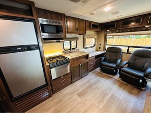 Private kitchen - Cozy Rv close to Jax Beach (Jacksonville)