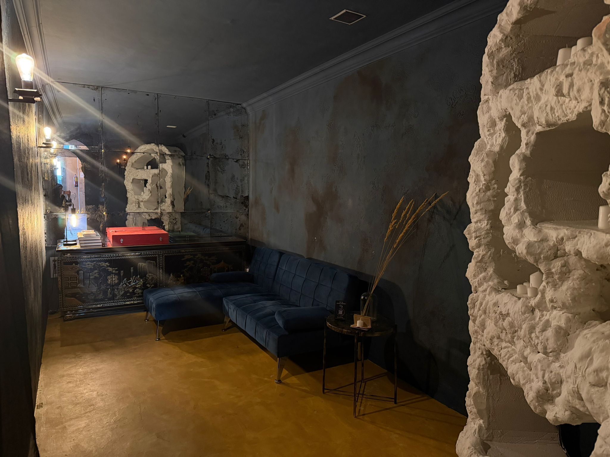 Deluxe Room, 1 Double Bed, Bathtub | Living area