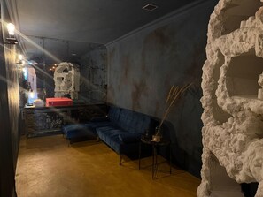 Deluxe Room, 1 Double Bed, Bathtub | Living area