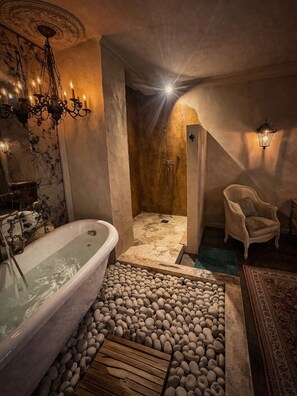 Deluxe Room, 1 Double Bed, Bathtub