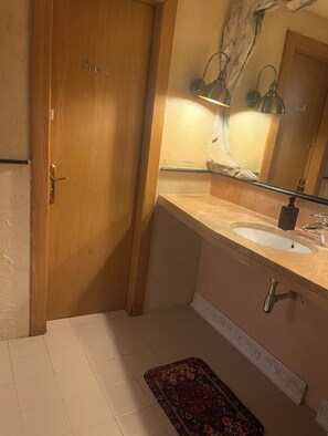 Bathroom - Hostal Mustelier  (Barcelona)