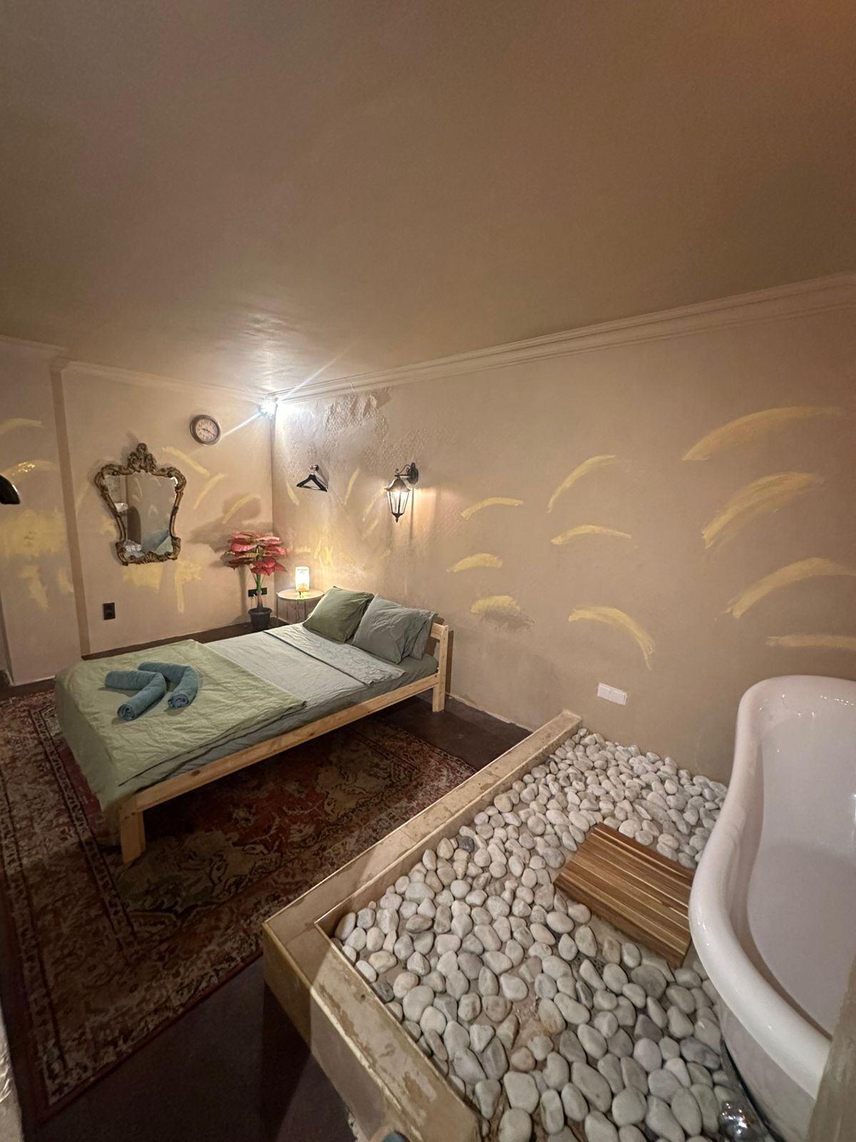 Rom – deluxe, 1 queensize-seng, badekar | Bad | Dype avslapningsbadekar, håndklær, såpe og sjampo
