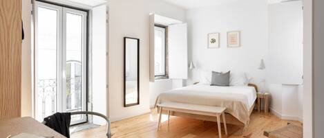6 bedrooms, iron/ironing board, WiFi, bed sheets