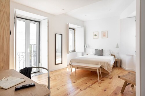 Spacious 6-Bedroom Apt w/ Sunny Terrace in Lisbon