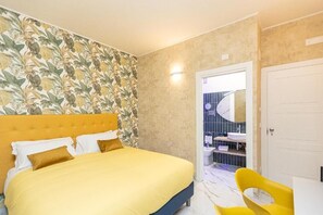 Habitación superior con 1 cama doble o 2 individuales, no fumadores, baño privado | Caja fuerte, escritorio, sistema de insonorización