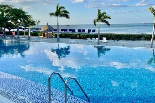 “Frente al Mar  Piscina + Aire + Wifi  Ubicación Top Santa Marta”