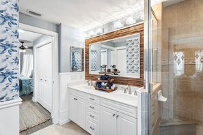 Shower, hair dryer - Cape Harbour Luxury Condo | 2 King Beds | Pool, Shops & Restaurants (Cape Coral)