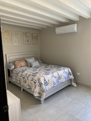 4 bedrooms, iron/ironing board, WiFi, bed sheets - Charming 4-bedroom Oasis Home (Bayamon)