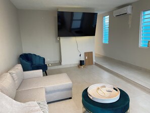 TV - Charming 4-bedroom Oasis Home (Bayamon)