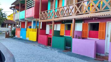 Quarto casal superior, sacada, vista para a montanha | Fachada