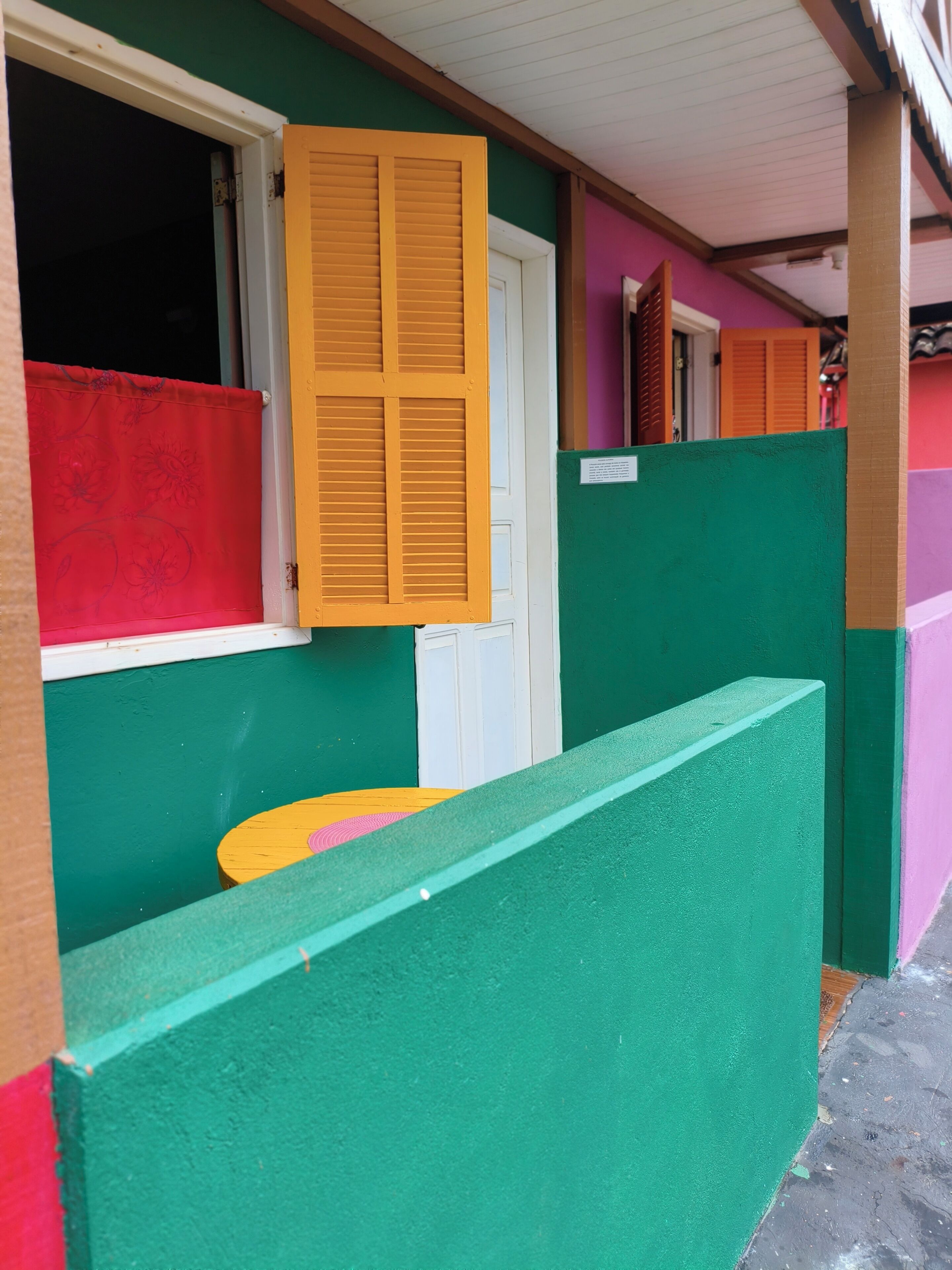 Quarto casal superior, sacada, vista para a montanha | Detalhe da fachada