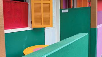 Quarto casal superior, sacada, vista para a montanha | Detalhe da fachada