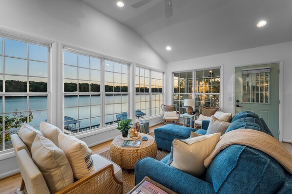 Smart TV, fireplace, books, stereo - Lakefront Lux-Remodeled,Deep Water, Dock,Hot Tub,Outdoor Shower,Fire pit, Kayaks (Crane Hill)