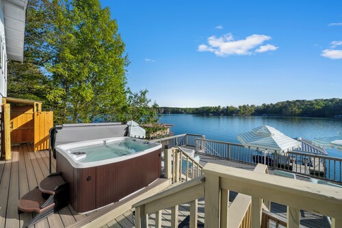 Lakefront Lux-Remodeled,Deep Water, Dock,Hot Tub,Outdoor Shower,Fire pit, Kayaks