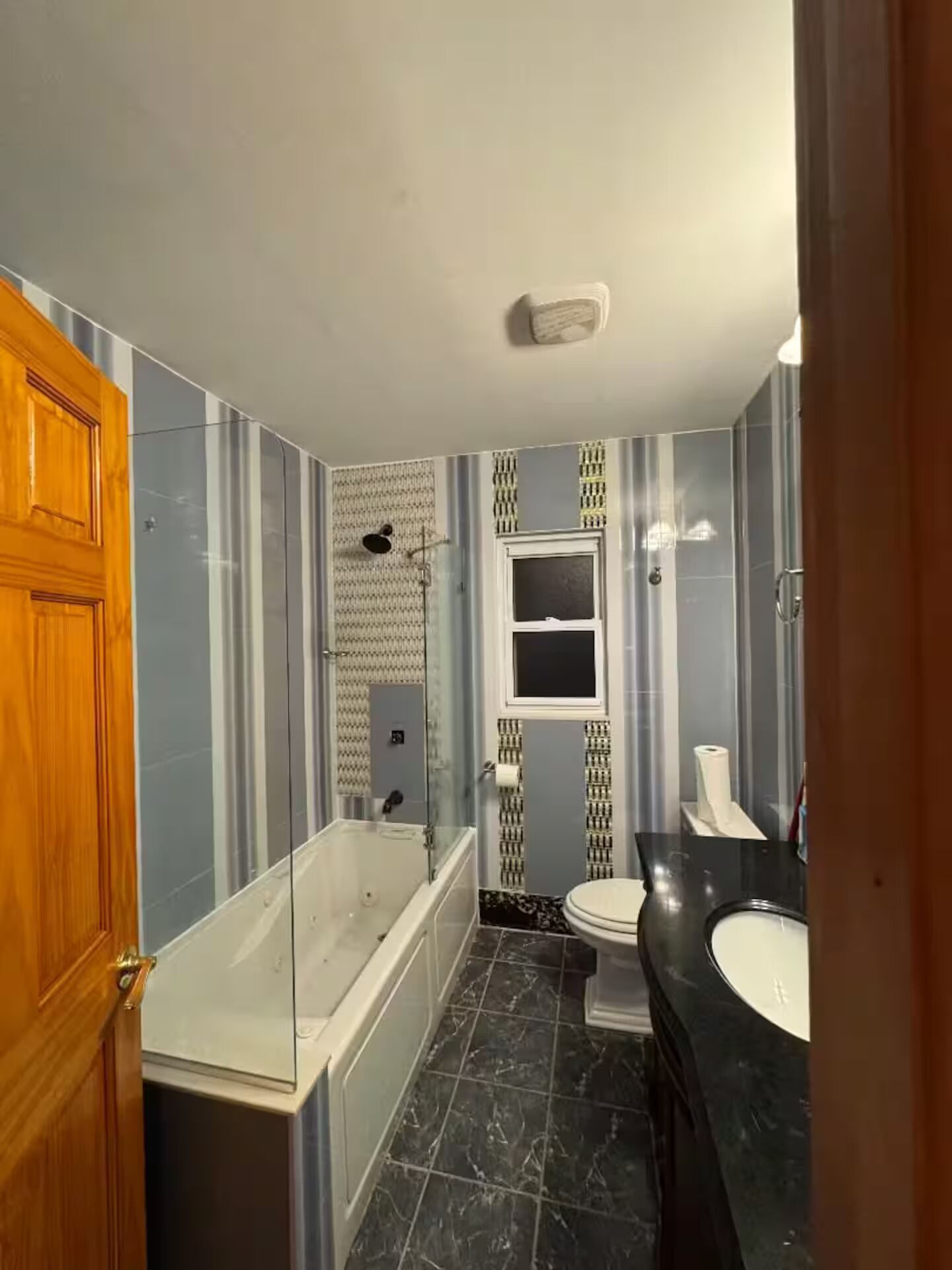 Secadora de cabello, toallas, jabón, papel de baño 