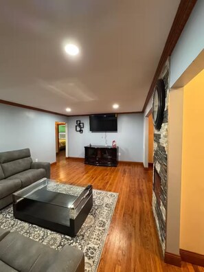 Living area - 4-bedroom Entire home in Valley Stream NY, 10 Min to JFK Near Shopping & NYC (Valley Stream)