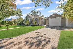 Exterior - 4-bedroom Entire home in Valley Stream NY, 10 Min to JFK Near Shopping & NYC (Valley Stream)