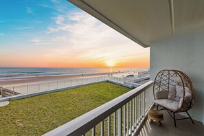 Property grounds - 🐠Cozy Oceanfront Studio | Steps to the Beach | Ocean Breeze Resort 217🐠 (Daytona Beach Shores)