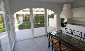 Villa, 3 Bedrooms, Patio, Garden View | Interior