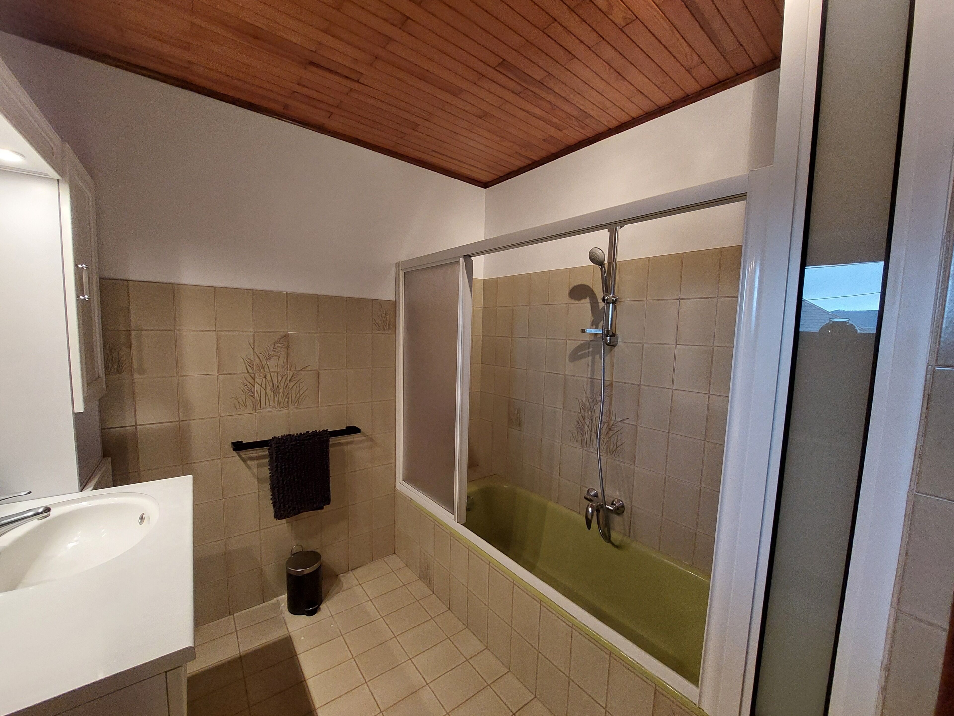 Bruser, hårtørrer, håndklæder, Toiletpapir