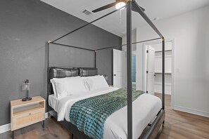 3 bedrooms, desk, iron/ironing board, WiFi - Longhorn III | Walk to UT • Moody Center (Austin)
