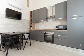 Fridge, microwave, dishwasher - GuestHost - Modern mezzanine studio apartment of 45 m2, ideal for up to 3 people, located on the ground floor of a building (1 step to access).The accommodation is located in the Forlanini area, bordering the large Forlanini Park and the village of Monlu (Milan)