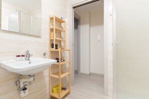 Shower, bidet, towels - GuestHost - Modern mezzanine studio apartment of 45 m2, ideal for up to 3 people, located on the ground floor of a building (1 step to access).The accommodation is located in the Forlanini area, bordering the large Forlanini Park and the village of Monlu (Milan)