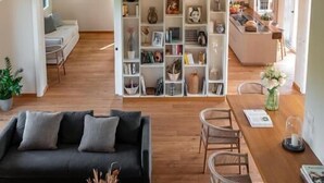 Un salon moderne avec un canapé, une table basse et un coin repas.