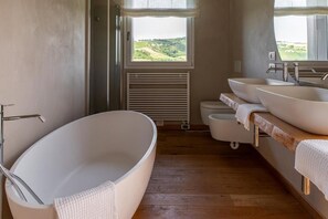 Ensemble douche/baignoire, articles de toilette gratuits, sèche-cheveux