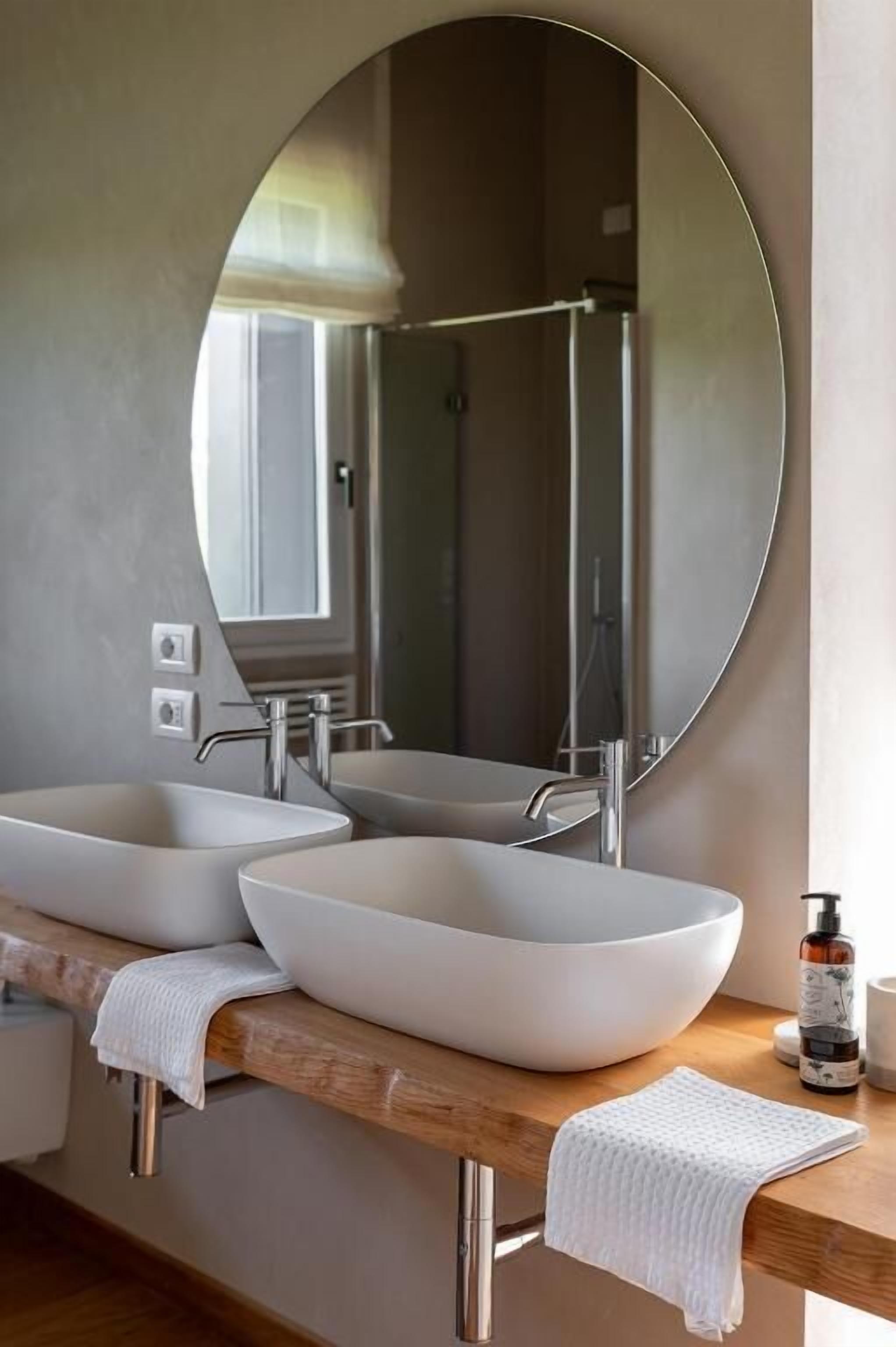 Combined shower/bathtub, free toiletries, hair dryer, towels