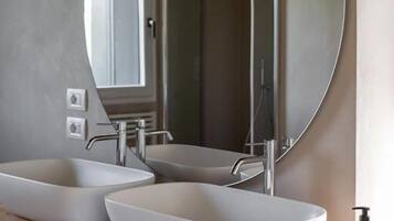Combined shower/bathtub, free toiletries, hair dryer, towels