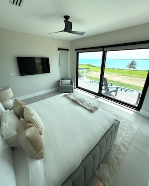 7 Schlafzimmer, Zimmersafe, Schreibtisch, Bügeleisen/Bügelbrett